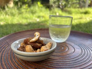 カシジェー塩麹ナッツと冷たい日本茶